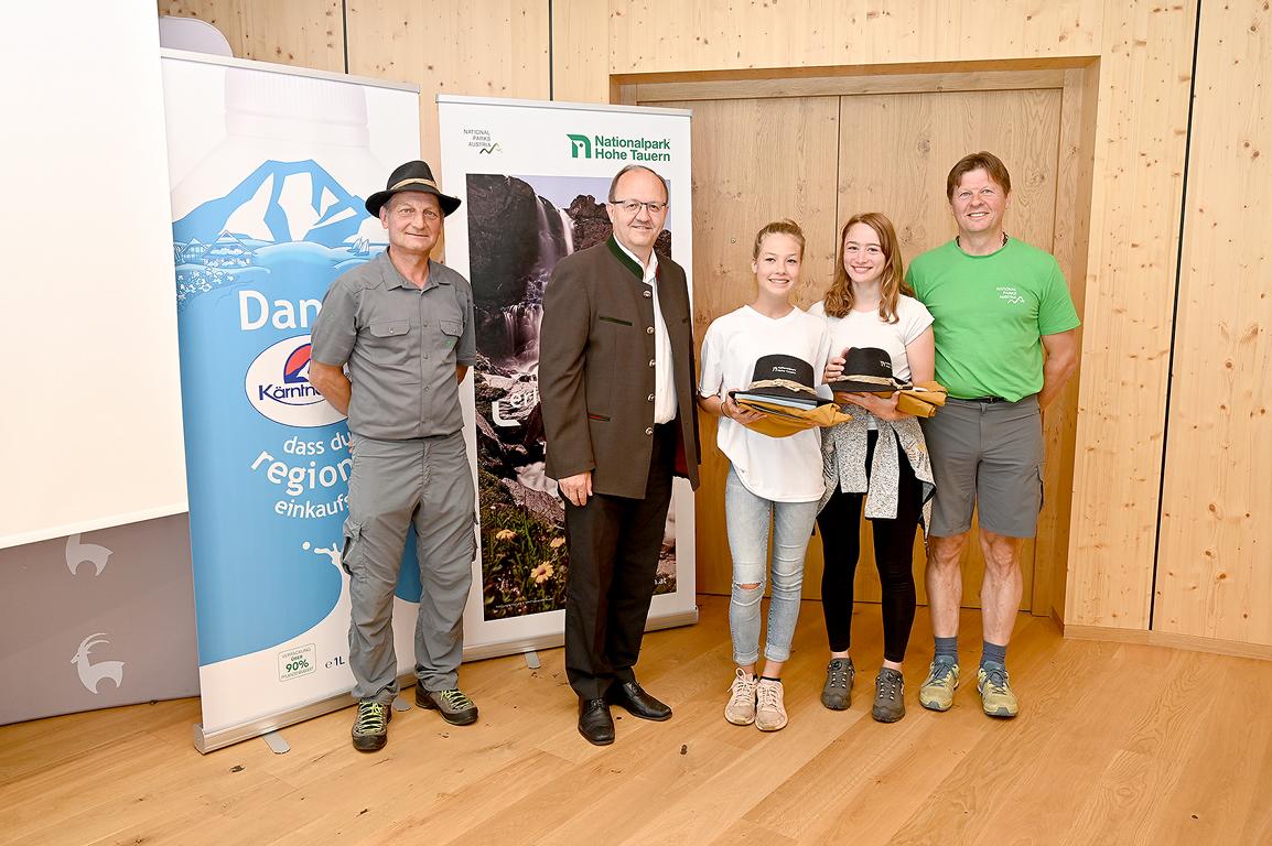 (v.l.n.r.): Georg Granig (Nationalpark Hohe Tauern), Helmut Petschar (K&auml;rntnermilch), Judith Krall (Junior Rangerin), Franziska Lerchster (Junior Rangerin) und Hans Keuschnig (Nationalpark Hohe Tauern). Foto: NPHT