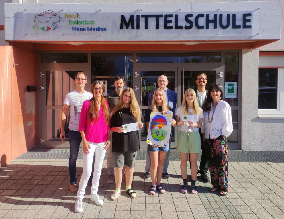 Die Siegerinnen der Mittelschule Nu&szlig;dorf-Debant. v.l.n.r.: 1. Reihe: Prof. Sylvia V&ouml;gl, Eva Musshauser (2. Platz), Mira Noana Brunner Fundneider (1. Platz), Lorena Niederwieser (3. Platz), Prof. Sigrid Hippacher Stotter. 2. Reihe: Direktor Erich Pitterl,