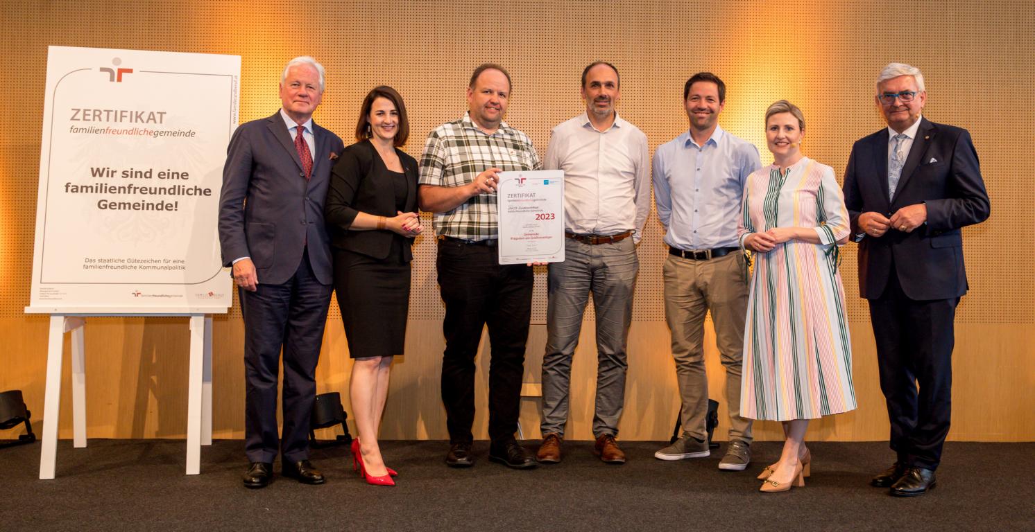 Zertifikatsverleihung an die Gemeinde Pr&auml;graten a.G.: Pr&auml;sident von UNICEF &Ouml;sterreich Dr. Hubert Schultes, Landesr&auml;tin Astrid Mair BA MA, B&uuml;rgermeister Gottfried Islitzer, GR Anton Steiner, GR Matthias Egger, Bundeministerin MMag. Dr. Susanne Raab, Pr&auml;sid