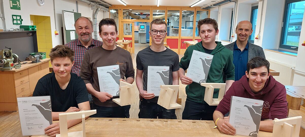 Sieger im zweiten Lehrjahr: Martin Herrnegger, Tischlermeister Martin Gollner, Dennis Pfeifhofer, Fabian Pa&szlig;ler, Leonhard Weiskopf, Berufsschuldirektor Klaus Oberegger, Matthias Pitterle (v.l.).