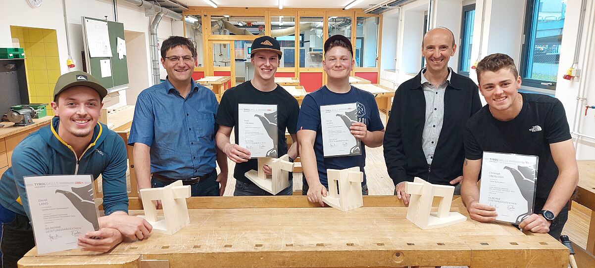 Sieger im dritten Lehrjahr: David Lang, Tischlermeister Friedrich Wieser, David Tabernig, Marcel Gomig, Berufsschuldirektor Klaus Oberegger, Christoph Oberlohr (v.l.).