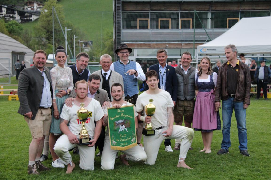 Die Hogmaorsieger Lukas Mattersberger,Philip Holzer und Hubert Ilmer wurden zu ihrer Leistung von viel Prominenz aus der  Politik und Tourismus gratuliert