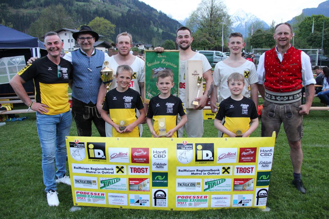 v.l.: Dominik Mariacher, Liam Rowain, Emanuel Wibmer hinten: SL Franz Holzer, Landesobm Walter Geisler, Lukas Mattersberger, Philip Holzer, Matth&auml;us Gander, LO Stellvertreter Thomas Gander