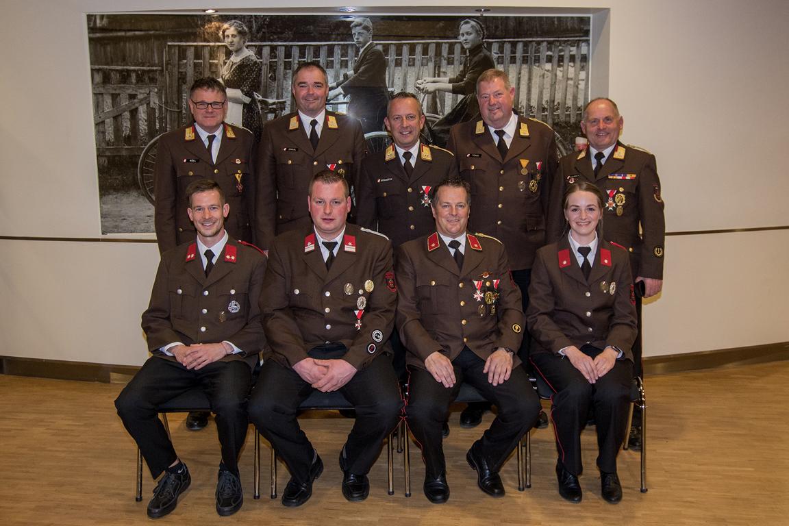Das neue Kommando der Feuerwehr Hopfgarten i.Def. mit den Ehreng&auml;sten vorne v.l. Peter Patterer (Kassier), Florian Unterlercher (Kommandantstellvertreter), Peppi T&ouml;nig (Kommandant) und Madita Unterlercher (Schriftf&uuml;hrerin). Hinten v.l. Abschnittskommandan
