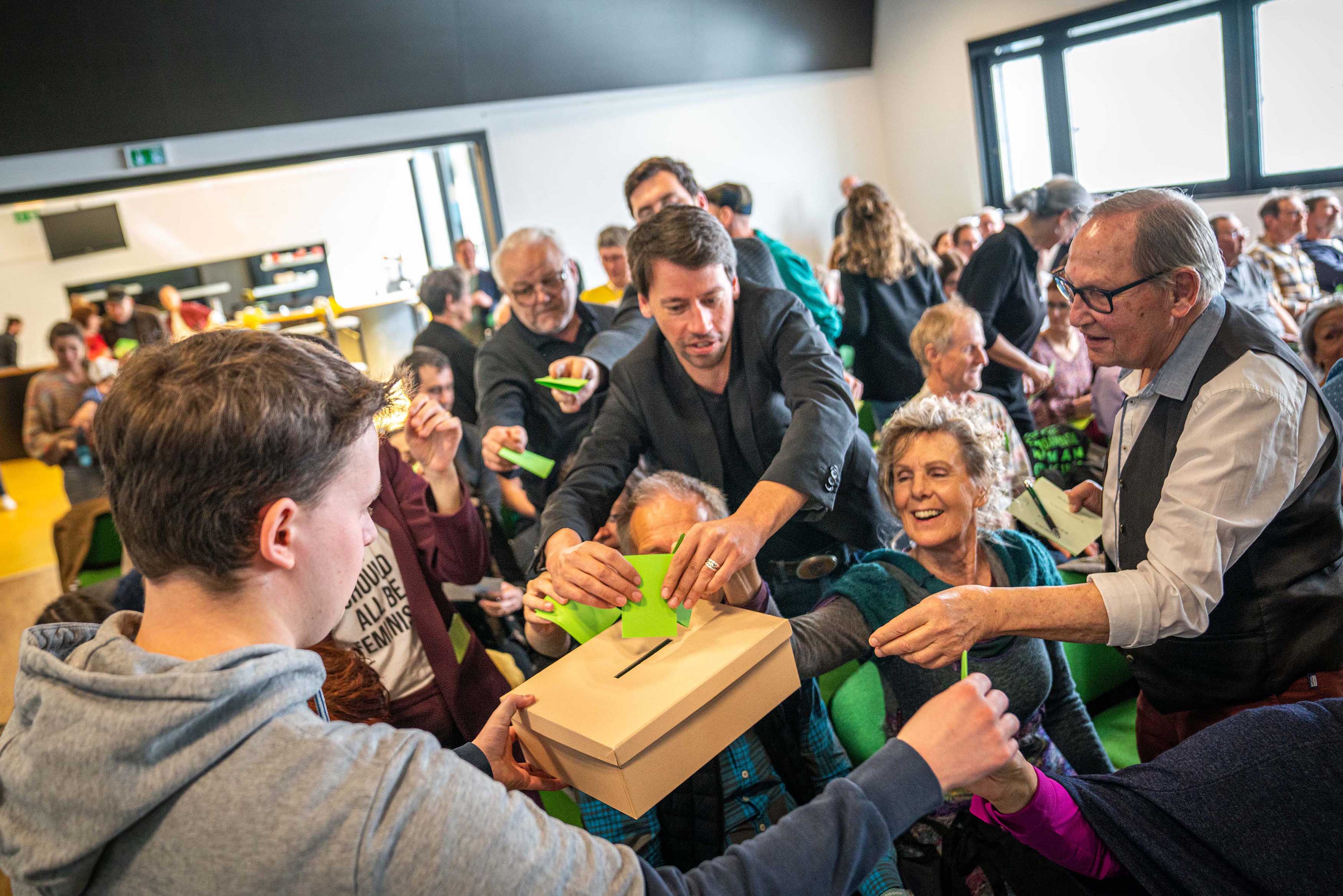 Stimmabgabe in der Landesversammlung. Foto: Gr&uuml;ne Tirol
