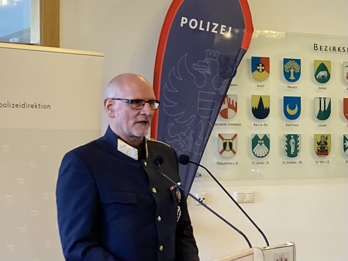 Edelbert Kohler bei einer Dekretverleihung in Lienz. Foto: Stangl