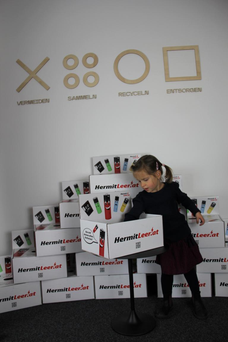 Gl&uuml;cksengerl Lotte bei der Ziehung der Gewinnlose. Foto: AWV Osttirol