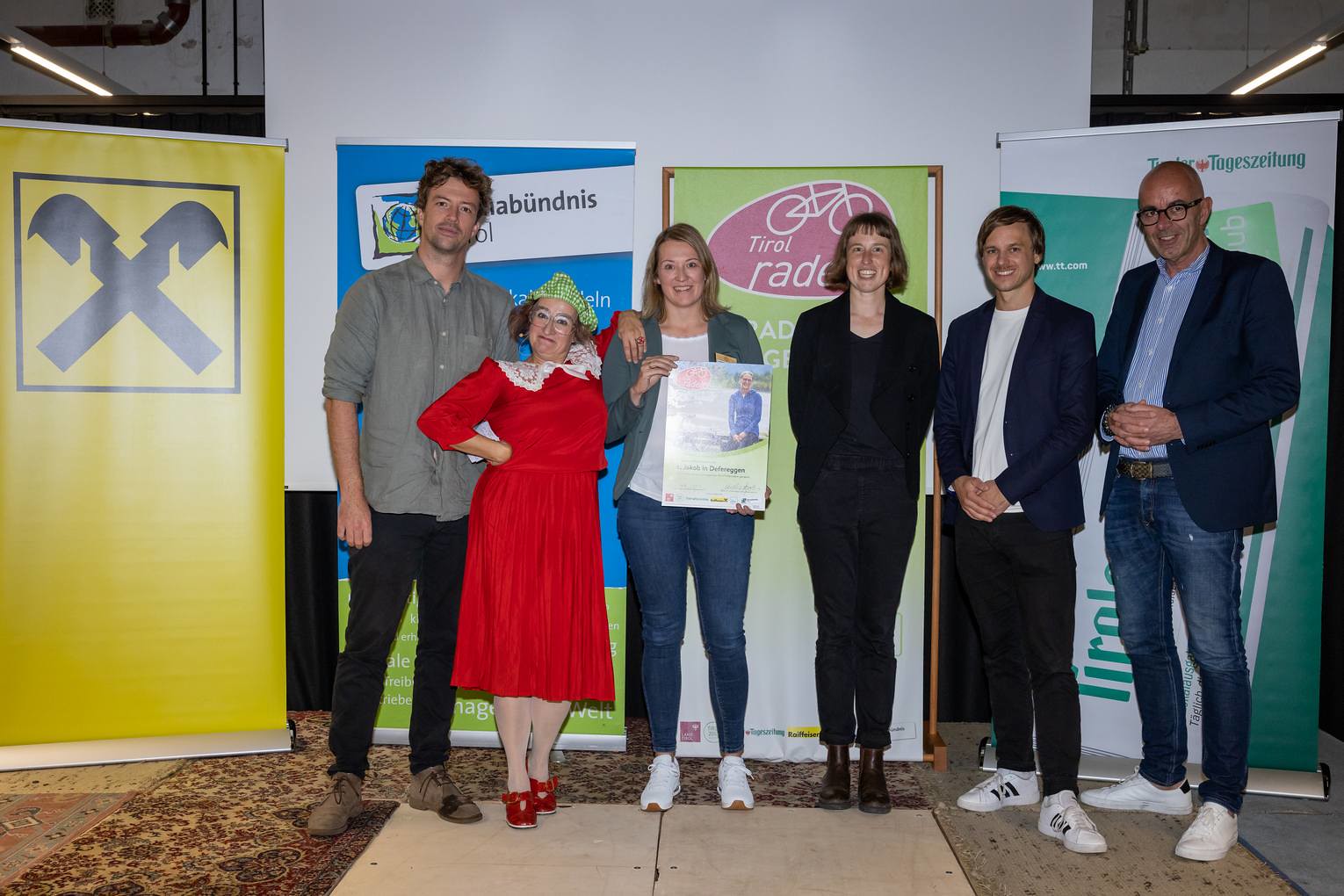 Martin Stolz (Tiroler Raiffeisenbanken), Norbert Adlassnigg (Tiroler Tageszeitung), Simone Profus (Klimab&uuml;ndnis Tirol), Michael B&uuml;rger (Land Tirol), Clowns, Verena Unterkircher (St. Jakob i. D. Foto: Florian Lech