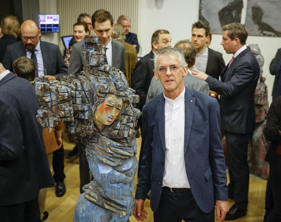 K&uuml;nstler Alois Fasching bei der Er&ouml;ffnung der Vernissage in Br&uuml;ssel. Foto: Land Tirol/Elio Germani