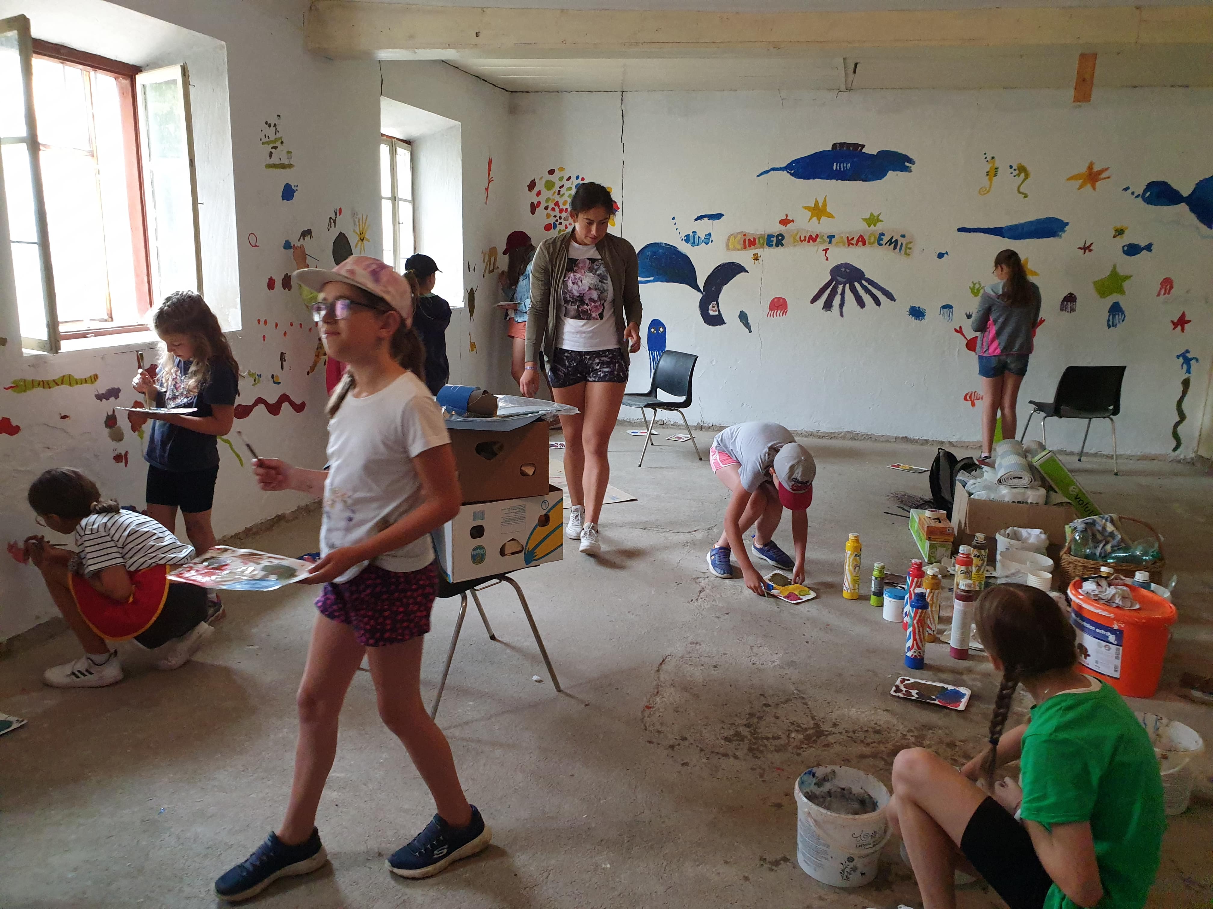 Auf den W&auml;nden d&uuml;rfen sich die Kinder kreativ ausleben.