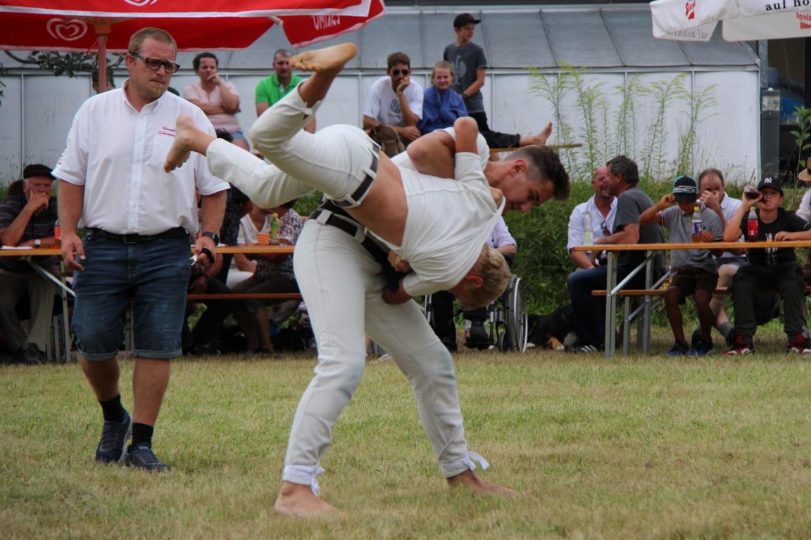 Kraftvoller Siegeswurf von Finn Rowain