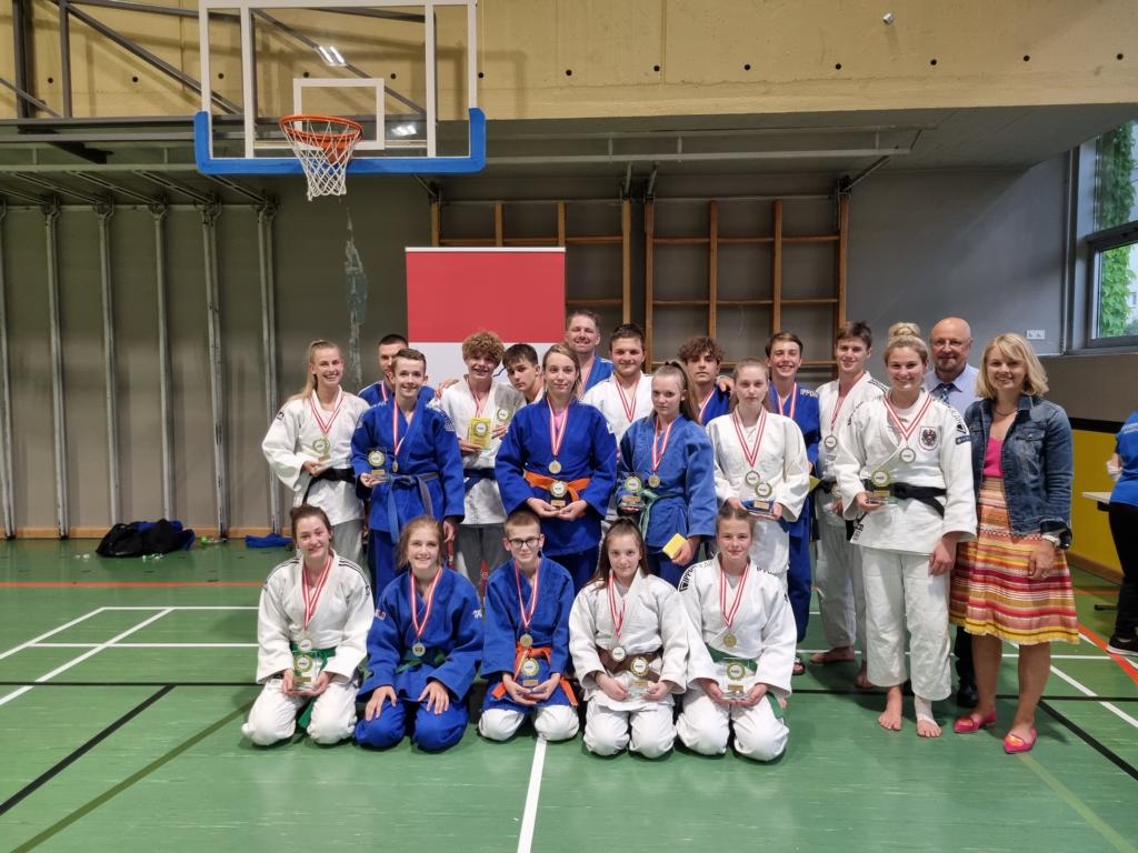 Meister AK und U16 mit Pr&auml;sident Martin Scherwitzl und Elisabeth Mayr. Foto: Landesverband Tirol