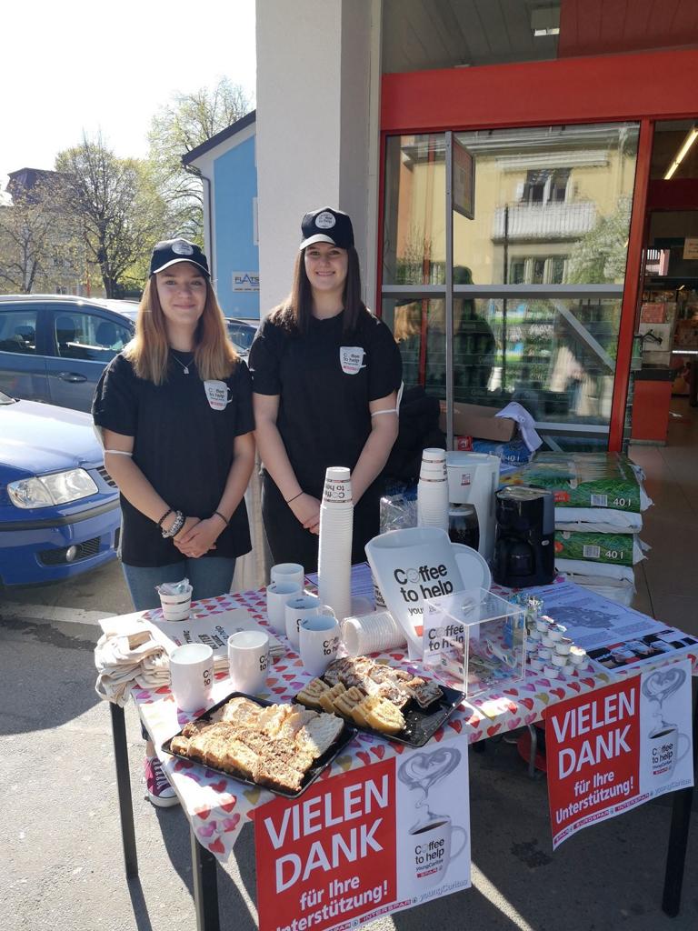 Spar Defreggerstra&szlig;e: Sch&uuml;lerinnen der Fachschule der Dominikanerinnen Laura Grollitsch und Katharina Lienharter. Foto: Caritas