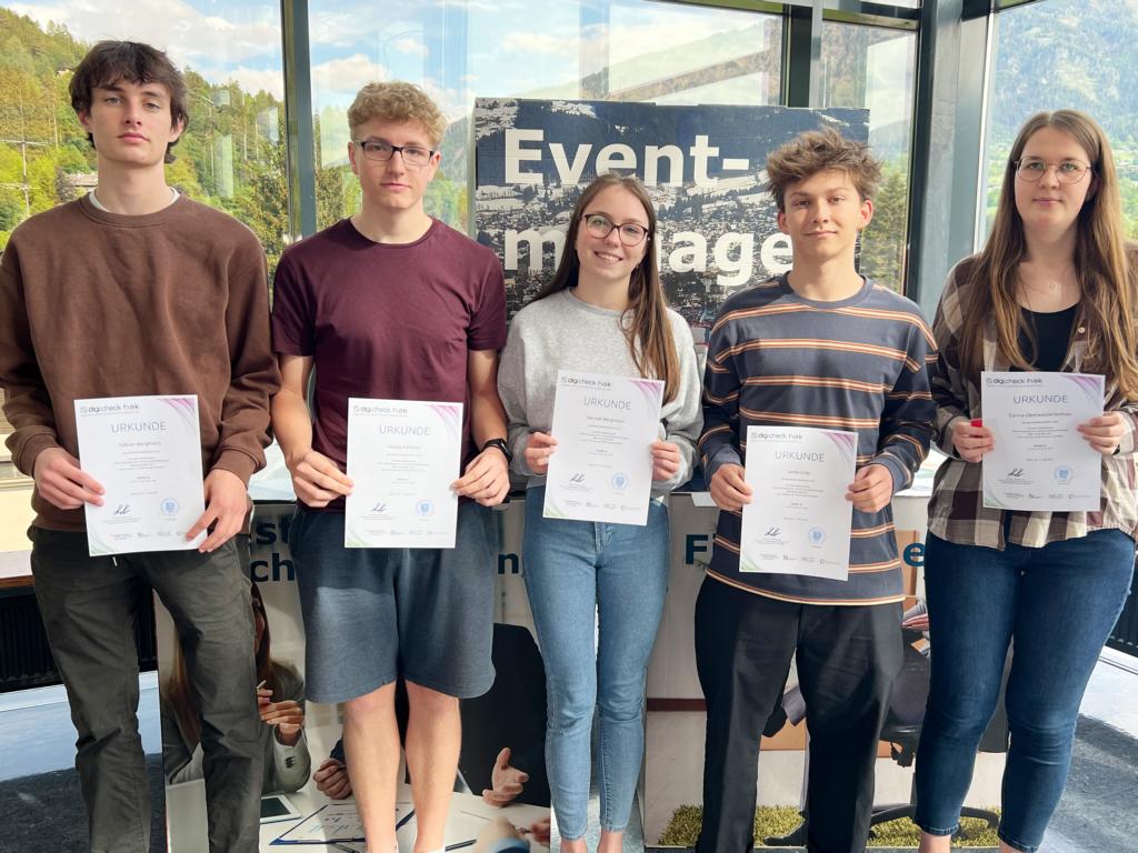 Diese 5 haben das anspruchsvolle Zertifikat A im Digi-Check bekommen. vlnr: Fabian Bergmann, Niklas Feldner, Hannah Bergmann, Carina Oberwasserlechner.     Foto: Hannes Gailer