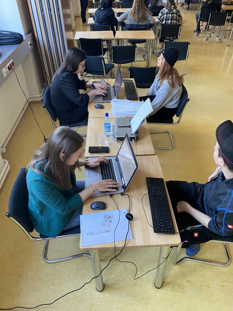 Die Lehrlinge und Lehrpersonen konnten sich vor Ort f&uuml;r die Handysignatur anmelden. Foto: Hannah Trager 2BKnatur_c_senfter_annelies