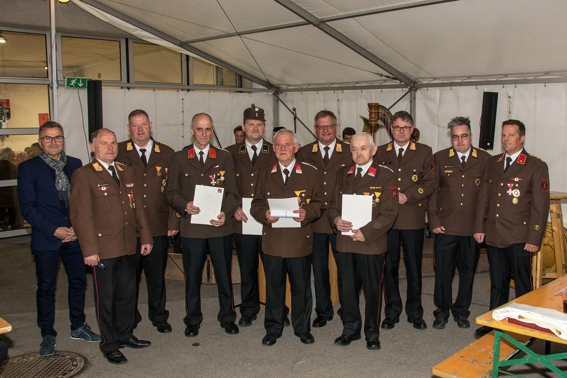 V.l. Altb&uuml;rgermeister Franz Hopfgartner, Bezirksfeuerwehrinspektor Franz Brunner, Ortskommandant und B&uuml;rgermeister Markus T&ouml;nig BEd, Hubert Wahler, Gernot Ortner, Alfred Veider, Bezirksfeuerwehrkommandant a.D. Herbert Oberhauser, Josef Steinkasserer, Absc