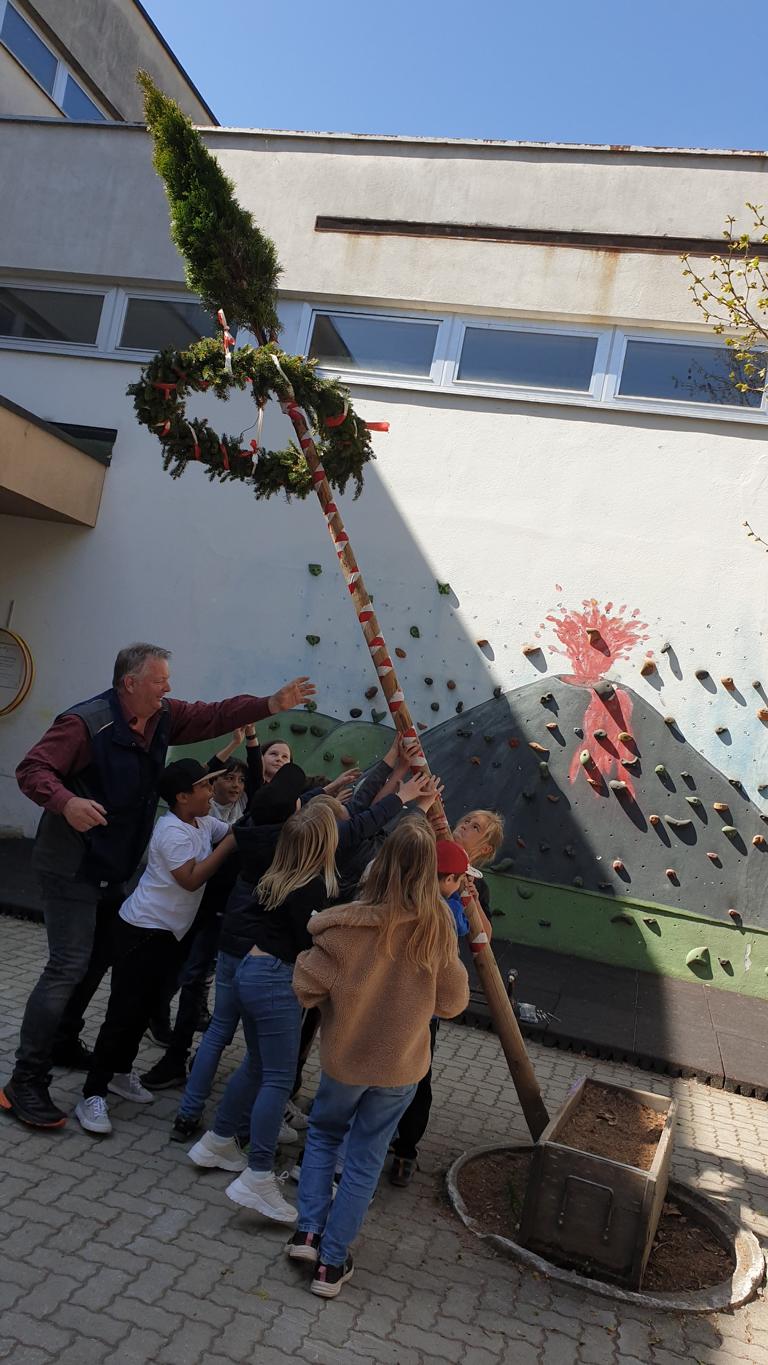 Gemeinsames Aufstellen. Foto: Leiter
