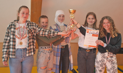 Jubelstimmung auch bei dieser M&auml;dchenmannschaft vom BG/BRG Lienz &uuml;ber ihren Pokal