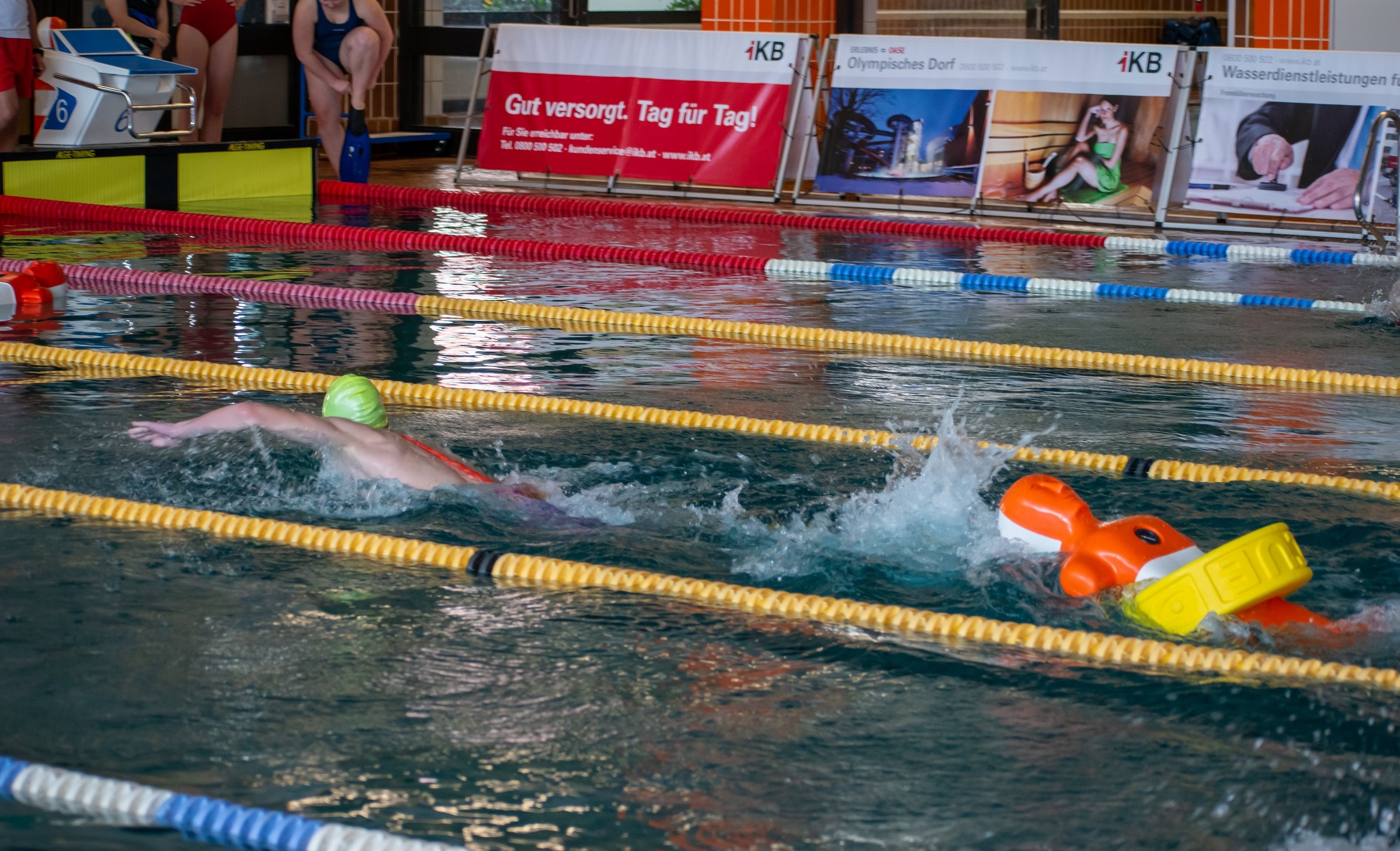 Jakob Pedevilla beim Retten einer Tauchpuppe mit Gurtretter