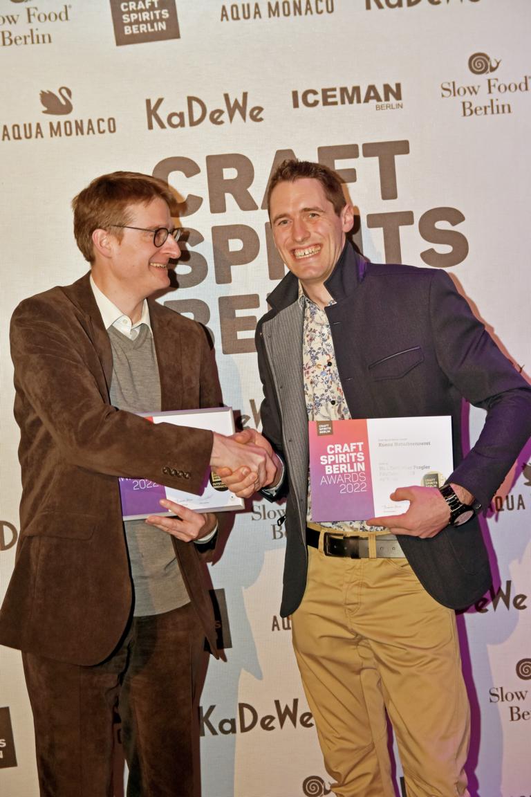 DI Florian Kuenz hat die Auszeichnungen in Berlin pers&ouml;nlich entgegengenommen: Foto: Naturbrennerei Kuenz