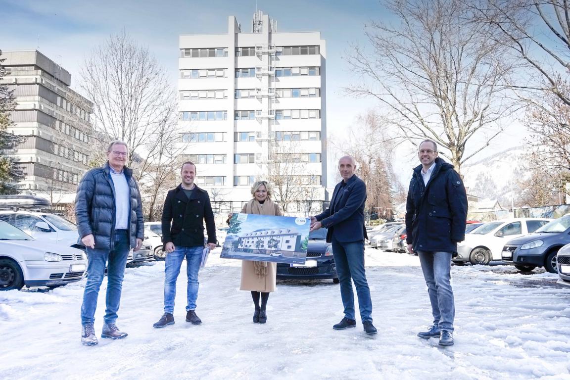 (v.l.n.r) Harald Ultsch, Gesch&auml;ftsf&uuml;hrer harry&rsquo;s home, Michael Hellweger von Kronberg International, B&uuml;rgermeisterin Elisabeth Blanik, Projektentwicklungspartner Alexander Eck und Matthias Mayr/SES. Foto: Bernd Lenzer/Stadt Lienz