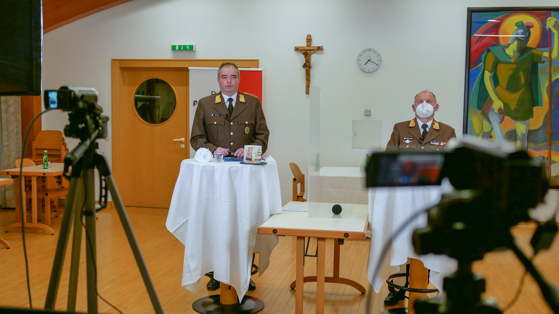 Online-Wahl per Video-Schaltung: v. l. Bezirksfeuerwehrkommandant OBR Harald Draxl und Bezirksfeuerwehrinspektor OBR Franz Brunner. Auch die Ehreng&auml;ste Bezirkshauptfrau Olga Reisner, Landesfeuerwehrkommandant Peter H&ouml;lzl und Landesfeuerwehrinspektor Alfon