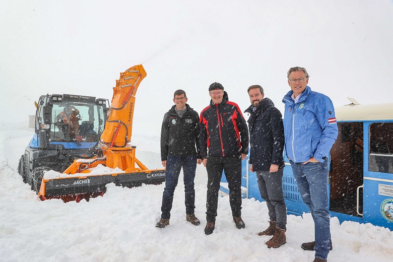 Stra&szlig;enbaureferent LR Martin Gruber, Stefan Putz (SYN-Trac GmbH), der Salzburger Stra&szlig;enbaureferent LR Stefan Schn&ouml;ll und GROHAG Vorstand Dr. Johannes H&ouml;rl. Foto: grossglockner.at/Franz Neumayr