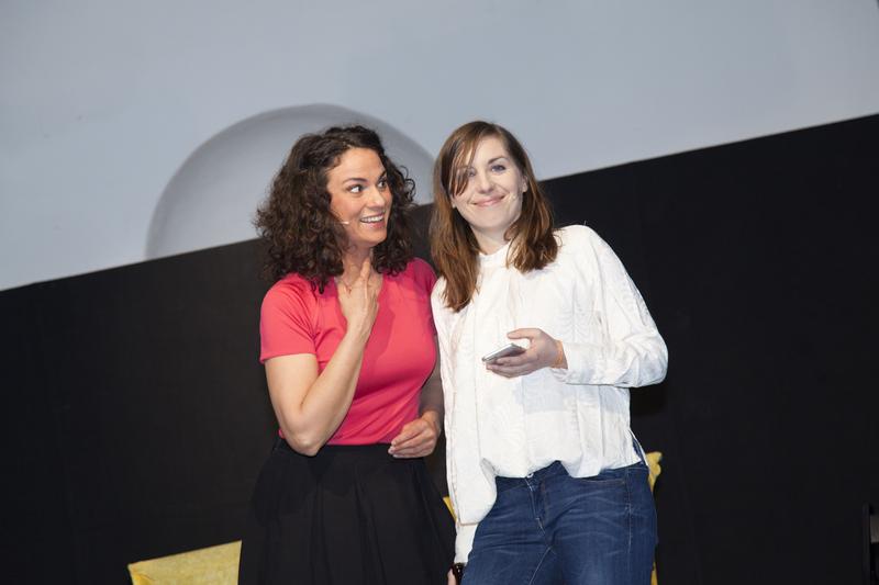 Die Kabarettistinnen Ulrike Haidacher und Antonia Stabinger &uuml;berzeugten mit ihrem spritzig-bissigen Kabarettprogramm, in dem sie den Unterschied zwischen &bdquo;fad&ldquo; und &bdquo;arm&ldquo; auf der einen und so richtig &bdquo;geil&ldquo; auf der anderen Seite aufzeigten und dabei durcha