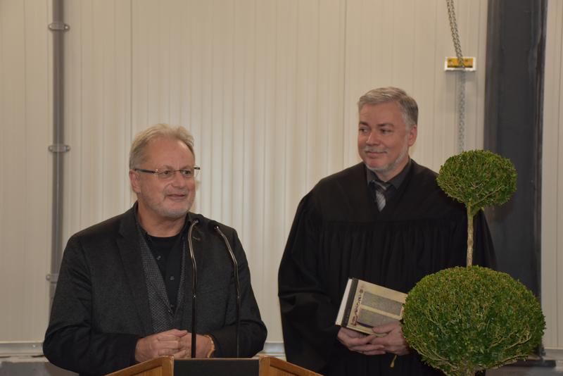 Gesegnet wurde die neu gestaltete Anlage von Stadtpfarrer Ernst Windbichler und dem evangelischen Gemeindeleiter Christian Kohl.