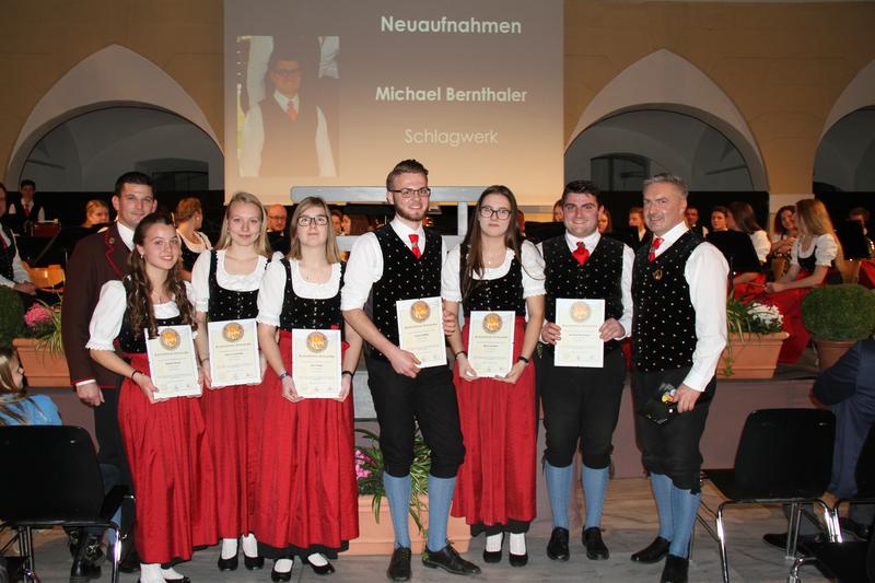 Die Jungmusiker Sabrina Ebner (Trompete), Sarah Laubreiter (Klarinette), Eva Thaler (Schlagwerk), Lukas Hartlieb (Trompete), Elena Schmid (Fl&ouml;te) und Michael Bernthaler (Schlagwerk) wurden offiziell in den Musikerverein aufgenommen. Foto: TK Molzbichl