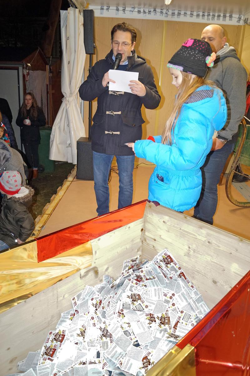 Bei der Ziehung kurz vor Weihnachten befanden sich tausende ausgef&uuml;llte Lose in der Truhe, aus der Gl&uuml;cksengerl Chayenne die Gewinner zog.