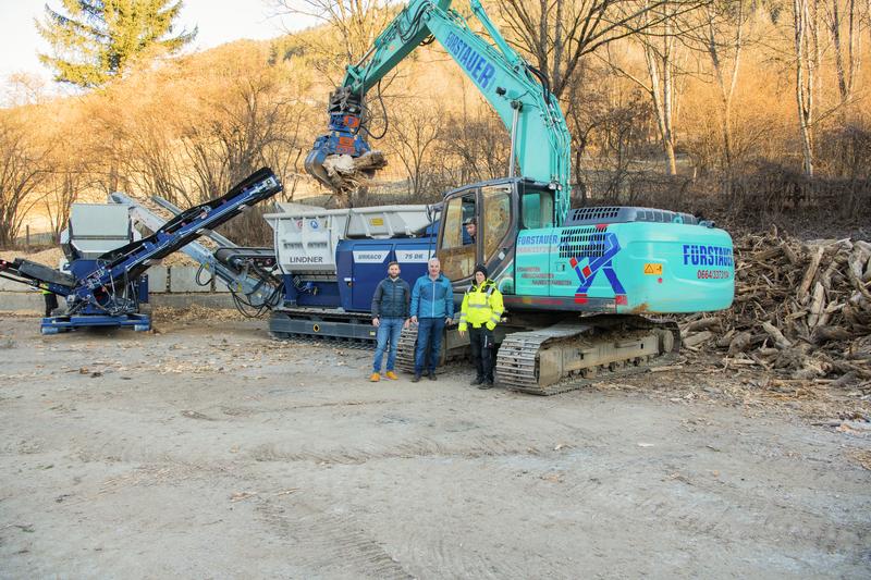 Neue, umweltschonendere Wege gehen die Firmen Lindner und F&uuml;rstauer bei der Aufarbeitung von Schwemmholz. In einem riesigen Schredder wird das Holz zerspant und danach in lokalen Biomasseheizwerken verwendet. Am Bild: V. l.: Clemens J&auml;ger (Lindner), Helmu