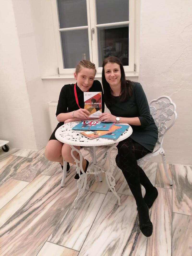 &bdquo;Prima la musica&ldquo;: &Uuml;ber den ersten Preis im Fach Hackbrett darf sich Miriam Tauerer mit Lehrerin Claudia Allesch und Direktor Paul Moser freuen. Foto: Moser