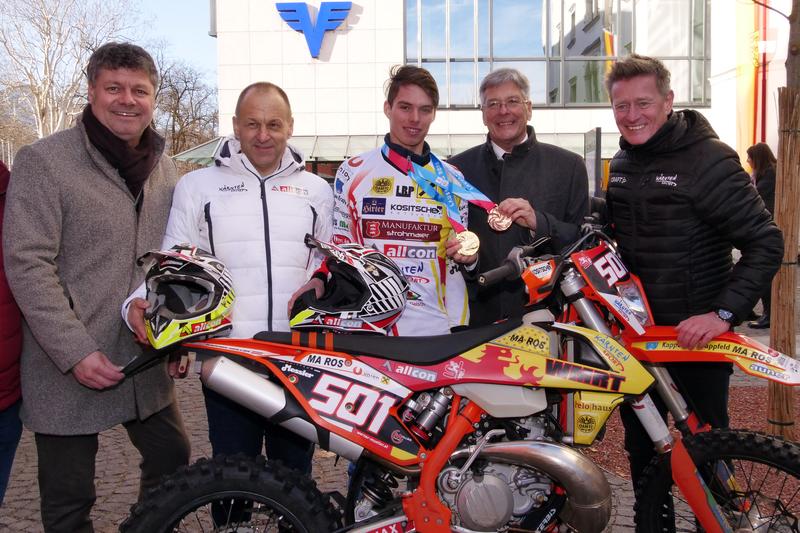 &Uuml;berraschung: Philip Hoffmann durfte mit Enduro-Urgestein Werner M&uuml;ller eine Runde am Rathausplatz drehen.