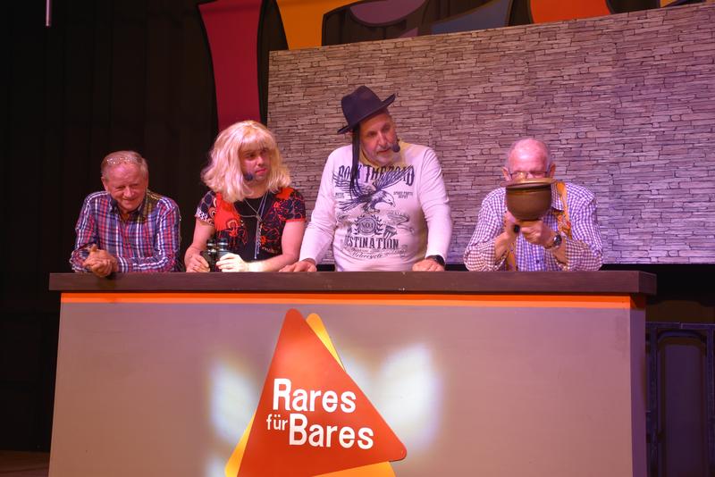 Bares f&uuml;r Rares &ndash; ob dieser bemerkenswerte Nachttopf ein Volltreffer ist? Pichler Franz, Wolfgang Rohrer, Albert Mussnig und Sepp Fercher. Au&szlig;erdem dabei: Pichler Ines, Jahn Ingo, Rohrer Andi und Peter Lanz.