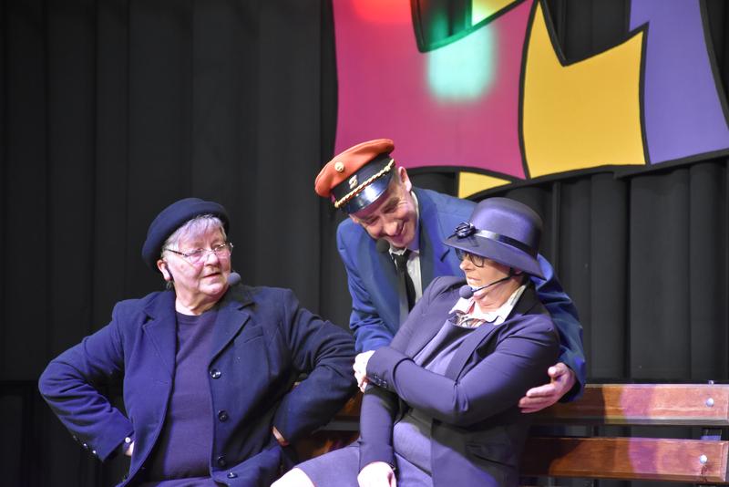 Ulli und Gottfried Granig und Mayer Traudl im Sketch &bdquo;Bahnhof&ldquo;.
