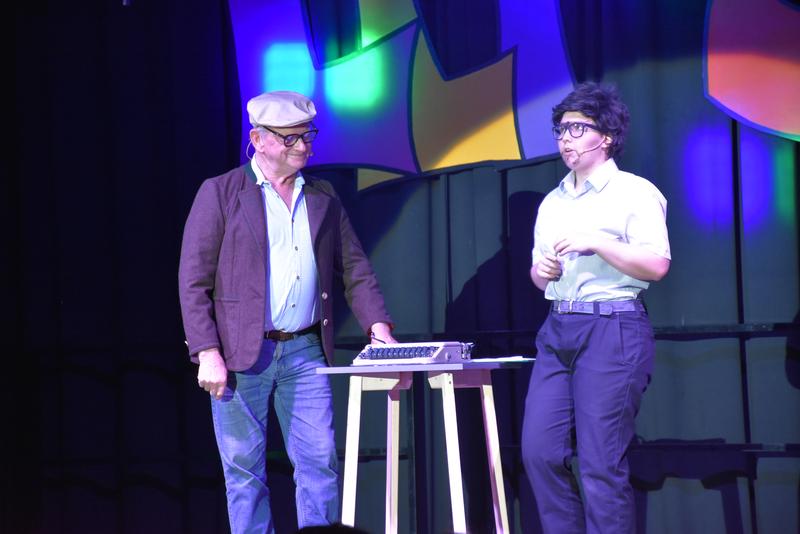 &bdquo;Was kann man tun, wenn das &sbquo;F&lsquo; h&auml;ngt? Machen Sie doch ein Update&ldquo;. Franz Pichler und Karin Ebenberger im Sketch &bdquo;Schreibmaschine&ldquo;.