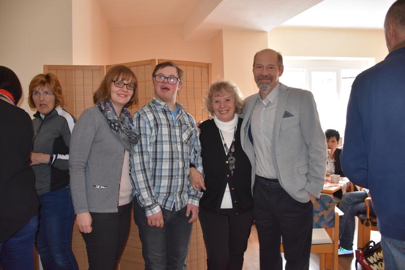 V. l.: Melitta Pichler, xxx, Maria Verdes und Dr. Dan Verdes begr&uuml;&szlig;ten das gro&szlig;e Interesse der Bev&ouml;lkerung am neuen Tageszentrum.