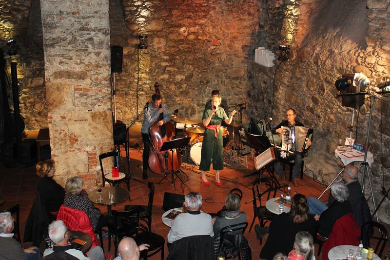 Originell und tiefgr&uuml;ndig aber dabei immer mit Witz und klugen Liedtexten begeisterten &bdquo;Veri&ldquo; und ihre &bdquo;Luxuscombo&ldquo; im Ortenburgerkeller.