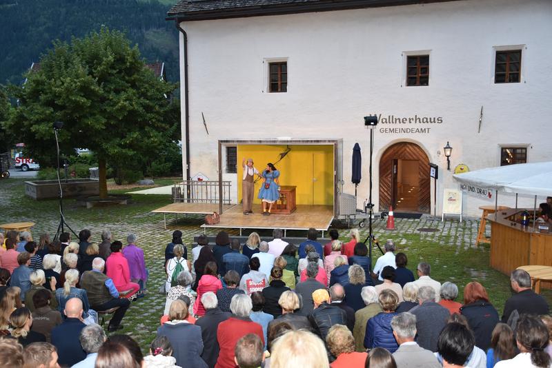 Der Porcia Theaterwagen in der Dorfarena in Kleblach-Lind