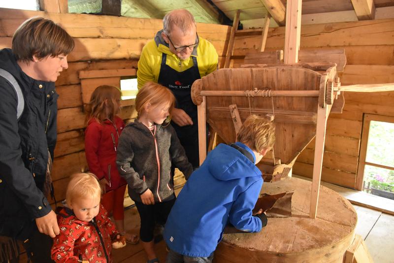 Die engagierten Mitglieder der Slow Food-Gemeinschaft Irschen lassen das alte Handwerk wieder aufleben und zeigen gerne, wie die alte M&uuml;hle arbeitet.