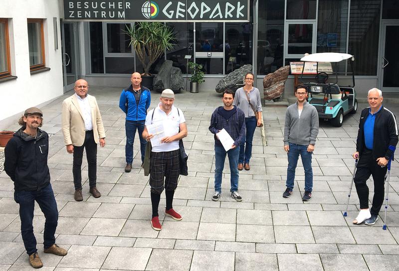 Mit den B&uuml;rgermeistern der Anrainergemeinden traf man sich zu einem runden Tisch und kam zu einer Einigung. V. l.: Leopold Feichtinger (Slow Food), Bgm. Johannes Lenzhofer, Leo Oberauner (Bio-Imker), Herwig Ertl (Slow Food), DI Andreas M&uuml;hlsteiger (Verein