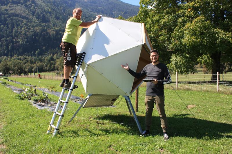 Christoph Raunig und Patrik Kleinfercher unterst&uuml;tzten die Sch&uuml;ler beim online-Gartln.