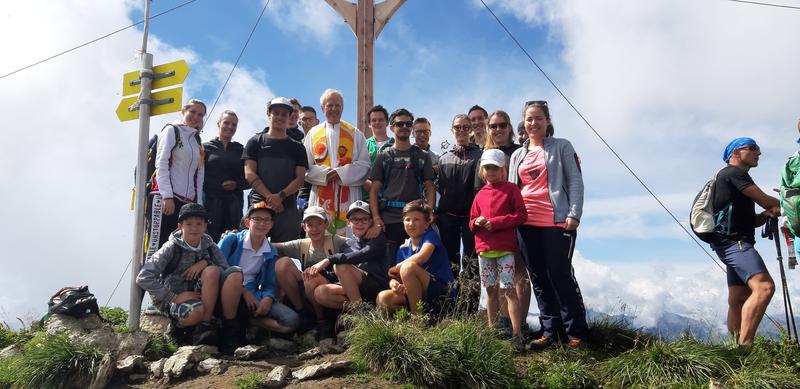 Msgr. Dr. Engelbert Guggenberger war eigens aus Klagenfurt angereist, um mit dem zahlreichen Bergfreunden die feierliche Einweihung vorzunehmen.