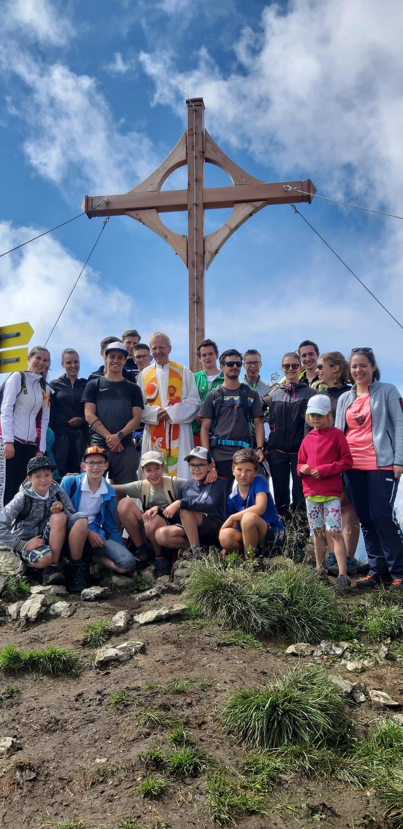Msgr. Dr. Engelbert Guggenberger war eigens aus Klagenfurt angereist, um mit dem zahlreichen Bergfreunden die feierliche Einweihung vorzunehmen.