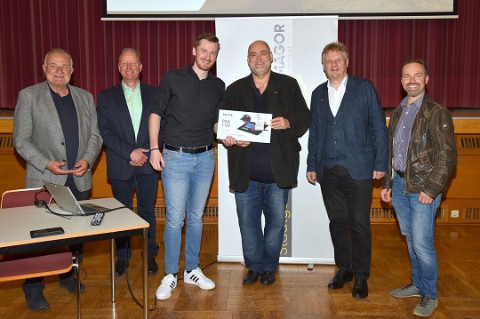 V. l.: StR Mag. Karl Tillian, IKZ Standortmanager Dipl.-Ing. Alfred Egger, Sieger Florian Oberluggauer, Siegfried Arztmann, Bgm. DI Leopold Astner und Bgm. Markus Salcher. Foto: IKZ/Hans Jost