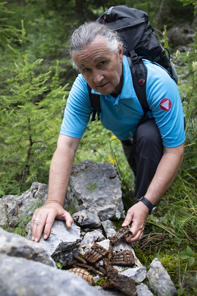 Der Leiter des Entminungsdienstes, Wolfgang Korner, zeigt einige Fundst&uuml;cke. Neben Munition wurden Granaten und Minen gefunden.