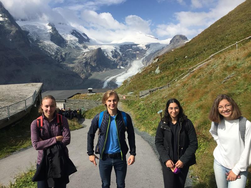 Bei der Exkursion konnten sich die Sch&uuml;ler und Sch&uuml;lerinnen selbst ein Bild machen vom R&uuml;ckgang von &Ouml;sterreichs gr&ouml;&szlig;ten Gletscher.