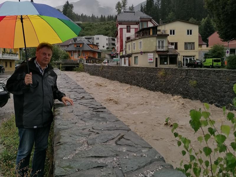 Bei den Starkregenereignissen der letzten Jahre stie&szlig; der G&ouml;ssering-Verbau immer wieder an seine Grenzen. Am Bild: Wildbach- und Flu&szlig;verbauungs-Referent Vize-Bgm. Leopold Astner. Foto: Salcher