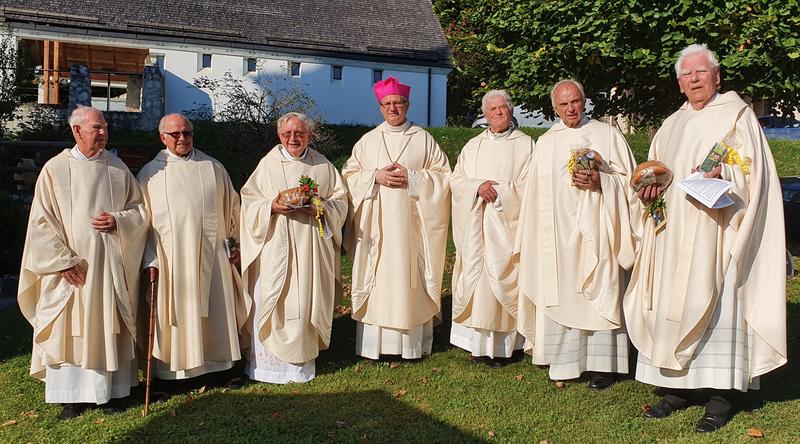 Feierten in Saak mit Generalvikar Guggenberger (Mitte) ihr Diamantenes Priesterjubil&auml;um: V. l.: Omelko, Moritz, Ferencic, Ortner, Wedenig und Schachner (am Foto fehlt: Pfr. Unterberger) Foto: Kerstin Bruntnell